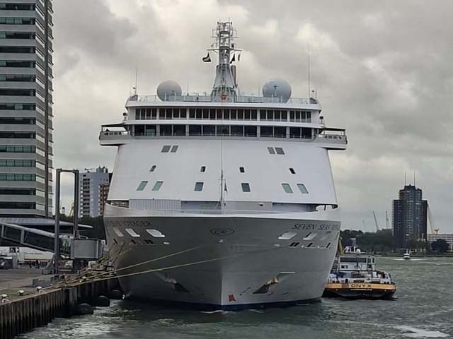 Seven Seas Voyager aan de Cruise Terminal Rotterdam